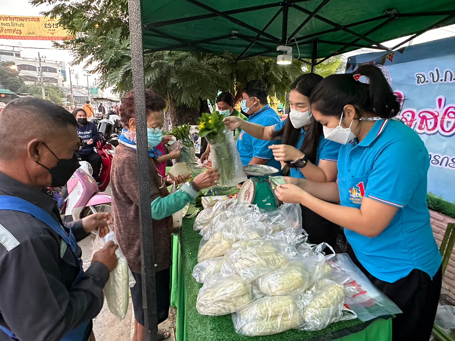title - ส.ป.ก.สุโขทัย ร่วมใจส่งสุขปีใหม่ มอบให้ประชาชน